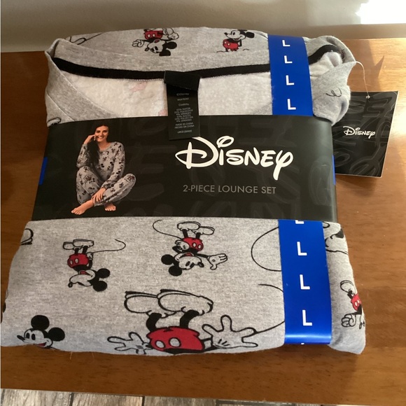 NWOT Disney Women’s Jogger Lounger Set - Picture 2 of 3